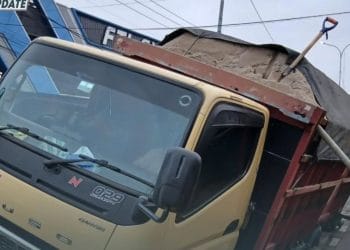 Truk bermuatan pasir jeblos ke bekas galian di Jalan Kartini Depok pada Rabu pagi. Polisi memastikan truk sudah dievakuasi dan lalu lintas kembali lancar. (Foto: Istimewa)
