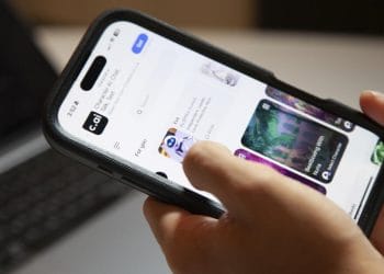 Character.AI hapus karakter Disney setelah menerima surat hukum. Kasus ini tunjukkan ketatnya isu hak cipta di era kecerdasan buatan. Foto: Los Angeles Times