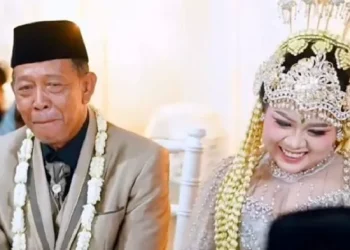 Suasana akad nikah pasangan Tarman dan Shela di Pacitan, Jawa Timur. (Foto: Tiktok KandangPacitan)