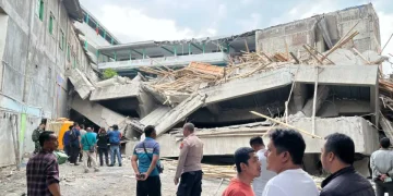 Bagian reruntuhan musala Ponpes Al Khoziny setelah ambruk. (Sumber: suarasurabaya)