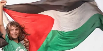 Aktivis lingkungan Greta Thunberg dikabarkan diseret dan dipaksa cium bendera Israel saat ditahan. Berikut rekonstruksi dan efeknya. (Sumber: REUTERS)