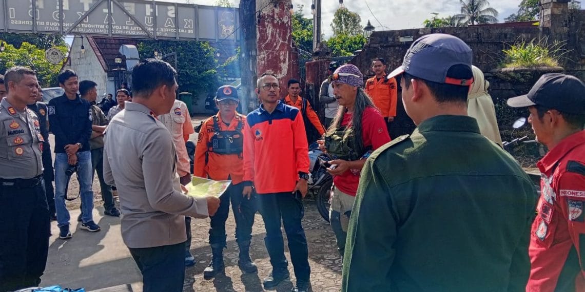 BPBD Kuningan menemukan mayat pria tanpa identitas di jalur pendakian Gunung Ciremai. Korban diduga telah meninggal lebih dari sepekan. (Foto: radarkuningan.disway.id)
