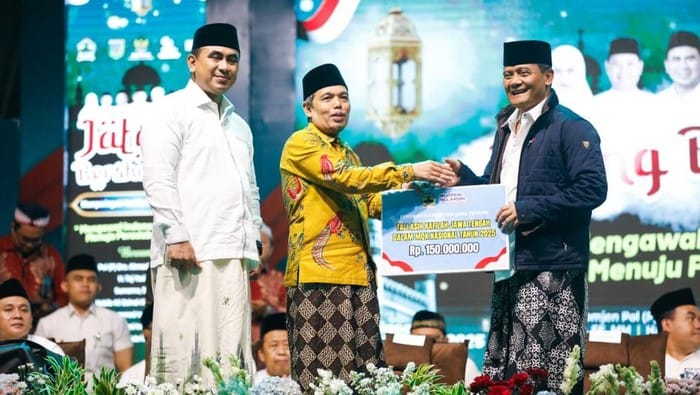 Ahmad Luthfi Resmikan Beasiswa Santri dan Pengasuh Pesantren di Kudus Pemprov Jateng meluncurkan program beasiswa bagi santri dan pengasuh pesantren untuk tingkatkan kualitas pendidikan dan kemandirian pesantren. (Foto: Pemprov Jateng)