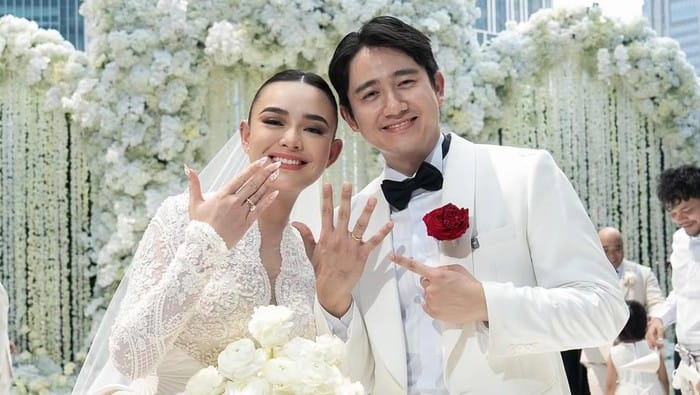 Suvenir Mewah Pernikahan Amanda Manopo dan Kenny Austin, dari Emas hingga Smart TV Suvenir pernikahan Amanda Manopo dan Kenny Austin jadi sorotan publik karena berisi barang mewah seperti televisi dan logam mulia. (Foto: Instagram @rollmoments)