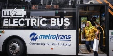 Pemprov DKI Jakarta berencana menaikkan tarif TransJakarta karena beban subsidi dinilai terlalu tinggi. Simak penjelasan Gubernur Pramono Anung. (Foto: Antara)