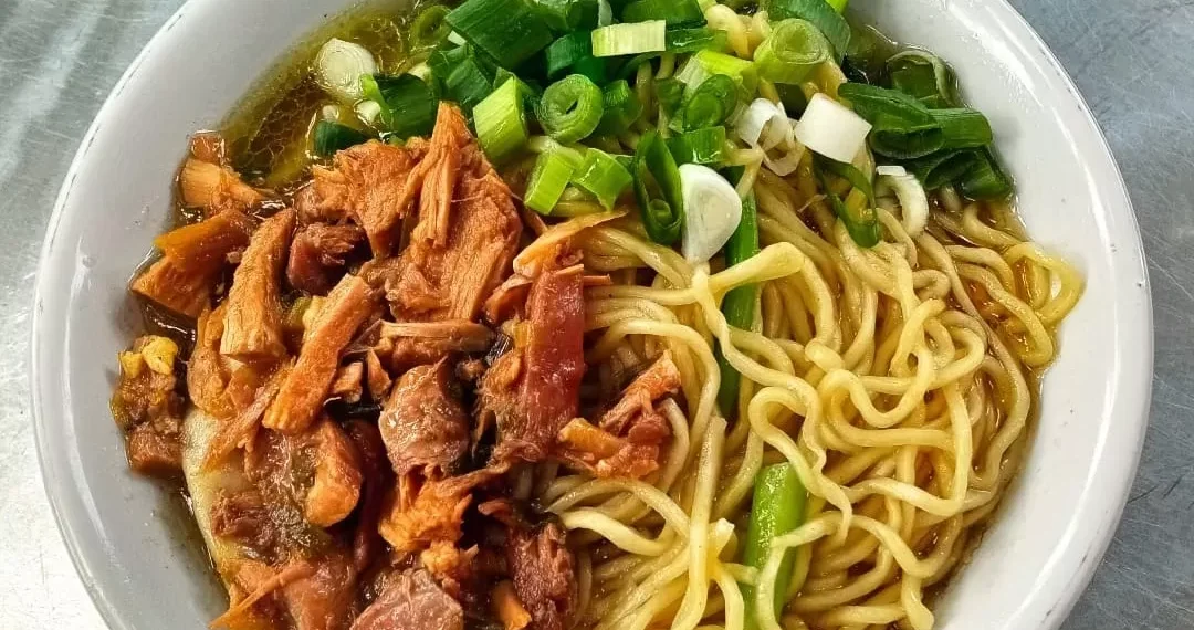 Cara Bikin Mie Ayam Ala Jawa di Rumah, Rasa Autentik Kayak di Warung Legendaris! Resep mie ayam rumahan ala Jawa yang gurih dan manis khas warung kaki lima. Cara membuatnya mudah, cukup 60 menit dan rasanya bikin nostalgia. (Foto: Instagram @yuk.kita_makan)