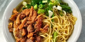 Resep mie ayam rumahan ala Jawa yang gurih dan manis khas warung kaki lima. Cara membuatnya mudah, cukup 60 menit dan rasanya bikin nostalgia. (Foto: Instagram @yuk.kita_makan)