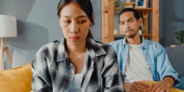 Ingin dekat tapi justru menjauh saat hubungan makin serius? Bisa jadi kamu mengalami fearful avoidant attachment. (Foto: tirachard/Freepik).