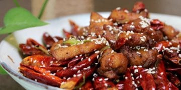 Ayam pedas Szechuan dengan sensasi renyah dan bumbu khas menggigit. Cocok untuk kamu pecinta masakan pedas oriental yang mudah dibuat di rumah. (Sumber: bolong.id)