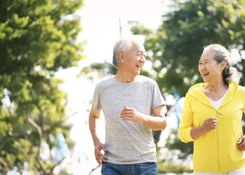 Dengan kebiasaan sederhana seperti meditasi, olahraga, dan konsumsi nabati, 11 gaya hidup ini bisa bantu kamu menua dengan sehat. (Sumber: Halodoc)