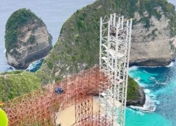 Gubernur Bali Wayan Koster akan mengecek proyek lift kaca di Pantai Kelingking yang dinilai merusak panorama tebing ikonik Nusa Penida. (Foto: Balipost)