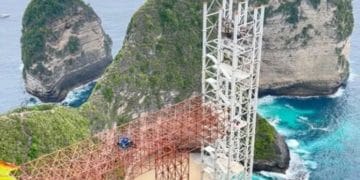 Gubernur Bali Wayan Koster akan mengecek proyek lift kaca di Pantai Kelingking yang dinilai merusak panorama tebing ikonik Nusa Penida. (Foto: Balipost)