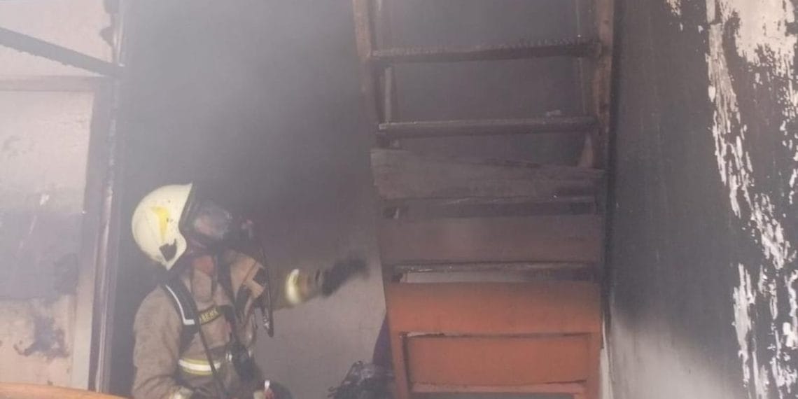 Sebuah ruko di Pasar Baru, Jakarta Pusat, terbakar hebat pagi ini. Puluhan petugas damkar dikerahkan untuk memadamkan api dan mencegah perambatan. (Foto: dok. Gulkarmat DKI)