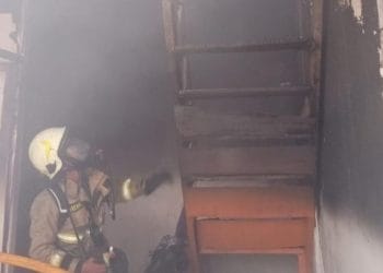 Sebuah ruko di Pasar Baru, Jakarta Pusat, terbakar hebat pagi ini. Puluhan petugas damkar dikerahkan untuk memadamkan api dan mencegah perambatan. (Foto: dok. Gulkarmat DKI)