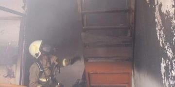 Sebuah ruko di Pasar Baru, Jakarta Pusat, terbakar hebat pagi ini. Puluhan petugas damkar dikerahkan untuk memadamkan api dan mencegah perambatan. (Foto: dok. Gulkarmat DKI)