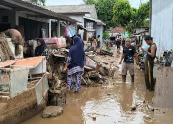 Sejumlah wilayah di Jawa Barat diterjang banjir, longsor, dan pohon tumbang. Daerah terparah berada di Kecamatan Cisolok, Sukabumi. (Foto: m rizal jalaludin/tribun jabar)