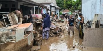Sejumlah wilayah di Jawa Barat diterjang banjir, longsor, dan pohon tumbang. Daerah terparah berada di Kecamatan Cisolok, Sukabumi. (Foto: m rizal jalaludin/tribun jabar)