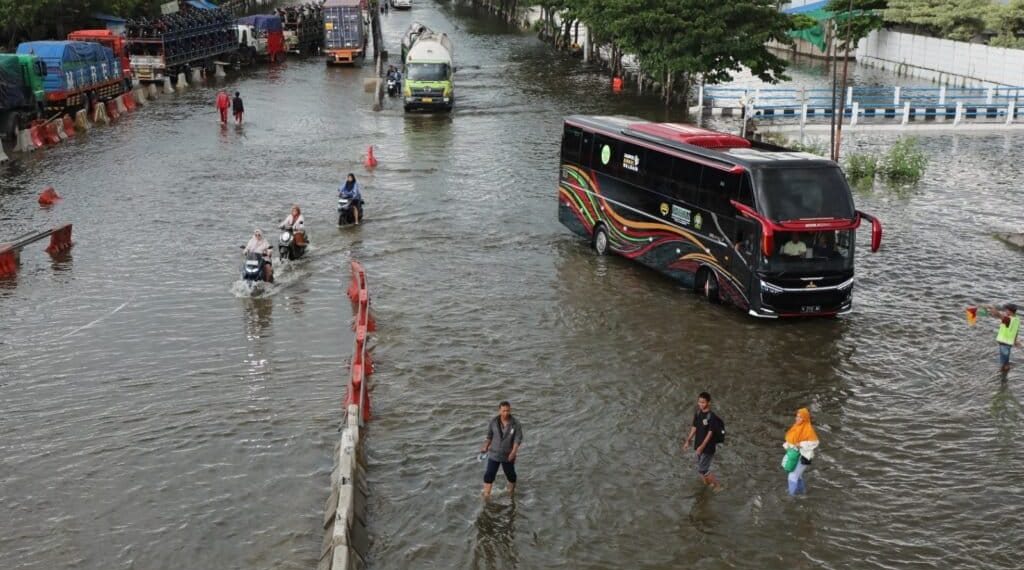 Banjir Besar Rendam Semarang, Puluhan Ribu Warga Terdampak Hujan deras sejak 22 Oktober membuat banjir besar melanda Semarang dan Grobogan. Lebih dari 38 ribu warga terdampak, sebagian wilayah masih tergenang. (Foto: Dok Pemprov Jateng)