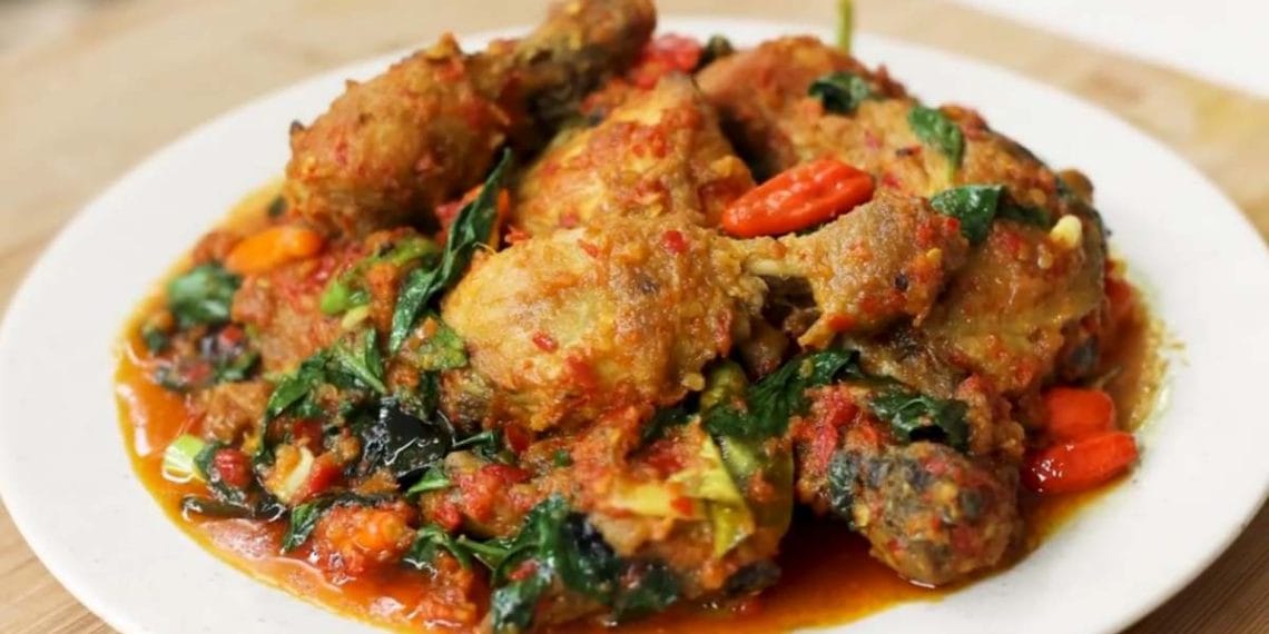 Resep Ayam Woku Khas Manado yang gurih, pedas, dan wangi rempah. Praktis dibuat di rumah, cocok untuk menu spesial keluarga. (Foto: Tokopedia/blog)