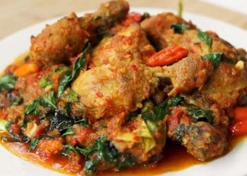 Resep Ayam Woku Khas Manado yang gurih, pedas, dan wangi rempah. Praktis dibuat di rumah, cocok untuk menu spesial keluarga. (Foto: Tokopedia/blog)