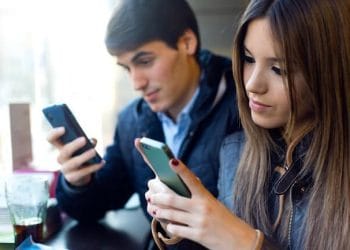 Efek Instagram dan TikTok pada otak remaja disamakan dengan heroin. Studi tunjukkan perubahan otak dan risiko gangguan psikologis. (Foto: Alodokter).