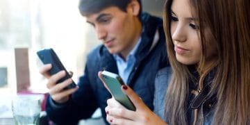 Efek Instagram dan TikTok pada otak remaja disamakan dengan heroin. Studi tunjukkan perubahan otak dan risiko gangguan psikologis. (Foto: Alodokter).