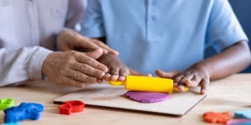 Studi baru mengungkap autisme mungkin terkait dengan proses evolusi otak manusia yang cepat, khususnya pada jenis sel saraf langka di otak. (Foto: Freepik)