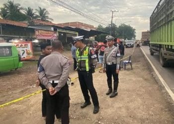 Cekcok di SPBU Banyuasin berujung maut. Seorang sopir angkot tewas ditembak pemobil karena diduga menyerobot antrean BBM. (Foto: Sumatera Ekspres)
