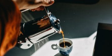 Rutin minum kopi ternyata tidak hanya membuat tubuh berenergi, tapi juga bisa bantu kulit jadi lebih glowing dan awet muda. Simak penjelasan ahlinya di sini. (Foto: iStock)