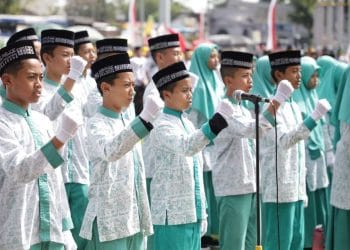 Teks Ikrar Santri menjadi simbol janji setia santri Indonesia untuk menjaga agama, NKRI, dan nilai kebangsaan dalam peringatan Hari Santri Nasional. (Foto: RRI)