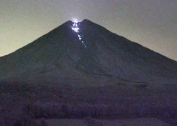 Gunung Semeru di Lumajang kembali erupsi dan meluncurkan lava pijar sejauh 2 kilometer. Warga diminta menjauh hingga radius 8 kilometer dari puncak. (Foto: jatimpost.com)