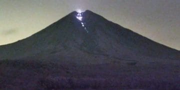 Gunung Semeru di Lumajang kembali erupsi dan meluncurkan lava pijar sejauh 2 kilometer. Warga diminta menjauh hingga radius 8 kilometer dari puncak. (Foto: jatimpost.com)