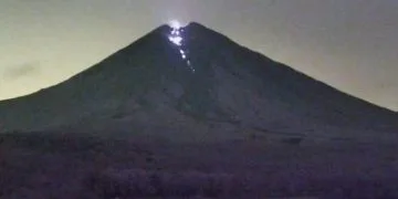 Gunung Semeru di Lumajang kembali erupsi dan meluncurkan lava pijar sejauh 2 kilometer. Warga diminta menjauh hingga radius 8 kilometer dari puncak. (Foto: jatimpost.com)