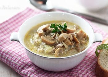 Sup ayam jamur creamy yang lembut dan gurih, cocok disajikan hangat saat cuaca dingin. Resep praktis, nikmat, dan bergizi. (Sumber: ncc-indonesia.com)