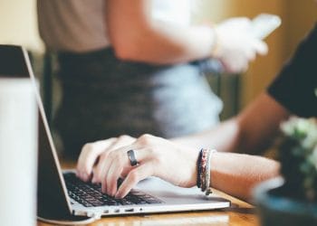 Banyak siswa bingung memilih antara kuliah atau kerja setelah lulus. Simak faktor penting dan tips dari ahli agar tidak salah langkah. (Foto: stikeshb.ac.id)