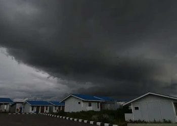 BMKG Juanda memperingatkan potensi cuaca ekstrem di Jawa Timur pada 30 Oktober hingga 5 November 2025. Warga diminta waspada banjir dan longsor. (Foto: ANTARA FOTO/Mohamad Hamzah)