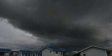 BMKG Juanda memperingatkan potensi cuaca ekstrem di Jawa Timur pada 30 Oktober hingga 5 November 2025. Warga diminta waspada banjir dan longsor. (Foto: ANTARA FOTO/Mohamad Hamzah)