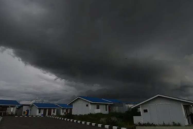 BMKG: Jawa Timur Berpotensi Alami Cuaca Ekstrem Hingga Awal November BMKG Juanda memperingatkan potensi cuaca ekstrem di Jawa Timur pada 30 Oktober hingga 5 November 2025. Warga diminta waspada banjir dan longsor. (Foto: ANTARA FOTO/Mohamad Hamzah)