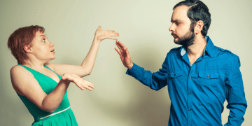 Beberapa kebiasaan sehari-hari bisa menjadi tanda seseorang memiliki IQ rendah tanpa disadari. Kenali 6 cirinya agar tidak terjebak dalam pola pikir yang salah. (Foto: geediting.com)