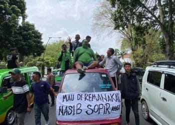 Sejumlah sopir angkot di Bogor berunjuk rasa di Balai Kota menolak pembatasan usia kendaraan. Mereka menuntut peremajaan angkot dibuka kembali. (Foto: http://tribunnewsbogor.com/Rahmat%20Hidayat)