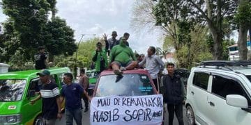 Sejumlah sopir angkot di Bogor berunjuk rasa di Balai Kota menolak pembatasan usia kendaraan. Mereka menuntut peremajaan angkot dibuka kembali. (Foto: http://tribunnewsbogor.com/Rahmat%20Hidayat)