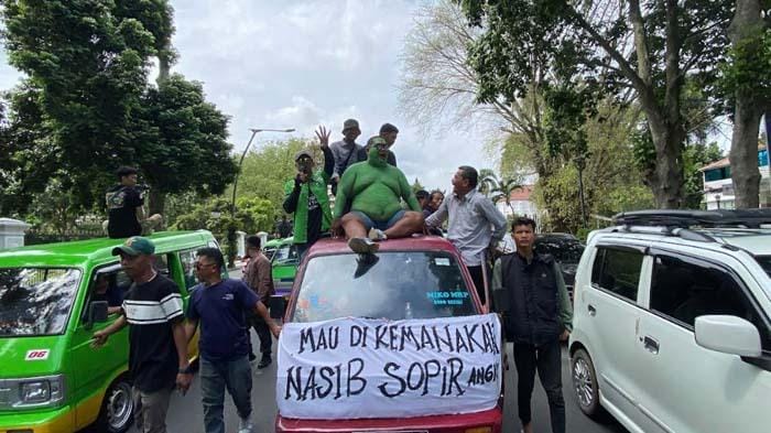 Sopir Angkot Bogor Gelar Demo di Balai Kota, Tuntut Perpanjangan Usia Kendaraan Sejumlah sopir angkot di Bogor berunjuk rasa di Balai Kota menolak pembatasan usia kendaraan. Mereka menuntut peremajaan angkot dibuka kembali. (Foto: http://tribunnewsbogor.com/Rahmat%20Hidayat)