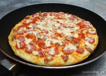 Pizza rumahan dengan topping sosis dan crabstick dimasak menggunakan wajan teflon. (Sumber: Instagram / @queenmufida)
