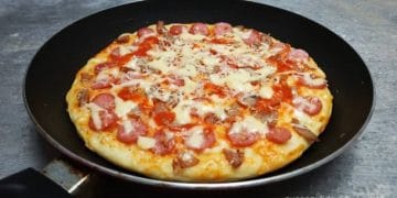 Pizza rumahan dengan topping sosis dan crabstick dimasak menggunakan wajan teflon. (Sumber: Instagram / @queenmufida)