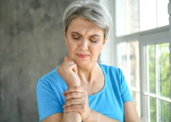 Tubuh mengalami banyak perubahan saat usia 50 tahun ke atas. Kenali tanda-tanda penuaan dan cara menjaga kesehatan agar tetap bugar di masa tua. (Foto: new.yesdok.com)