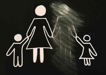 Sebanyak 15,9 juta anak Indonesia tumbuh tanpa figur ayah. Pakar UGM mengungkap dampak psikologis dan sosial dari fenomena fatherless ini. (Foto: depokpos.com)