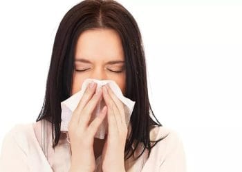 Cuaca tak menentu bikin gampang terserang flu? Dokter sarankan ramuan herbal dari daun saga dan madu untuk bantu pulihkan tubuh dan perkuat imun. (Foto: Halodoc)