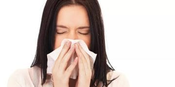 Cuaca tak menentu bikin gampang terserang flu? Dokter sarankan ramuan herbal dari daun saga dan madu untuk bantu pulihkan tubuh dan perkuat imun. (Foto: Halodoc)