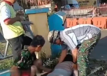 Seorang wanita diduga mabuk ditemukan tergeletak di trotoar Depok. Polisi turun ke lokasi untuk melakukan pengecekan dan memastikan kondisi korban.