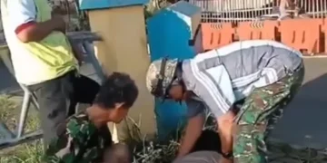 Seorang wanita diduga mabuk ditemukan tergeletak di trotoar Depok. Polisi turun ke lokasi untuk melakukan pengecekan dan memastikan kondisi korban.